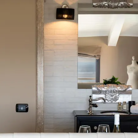 Dolphin 10, Emma Villa