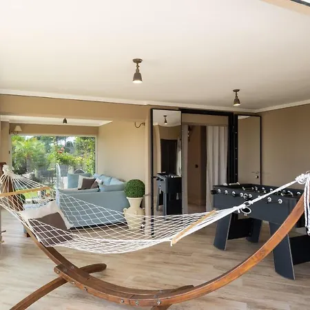 Dolphin 10, Emma Villa